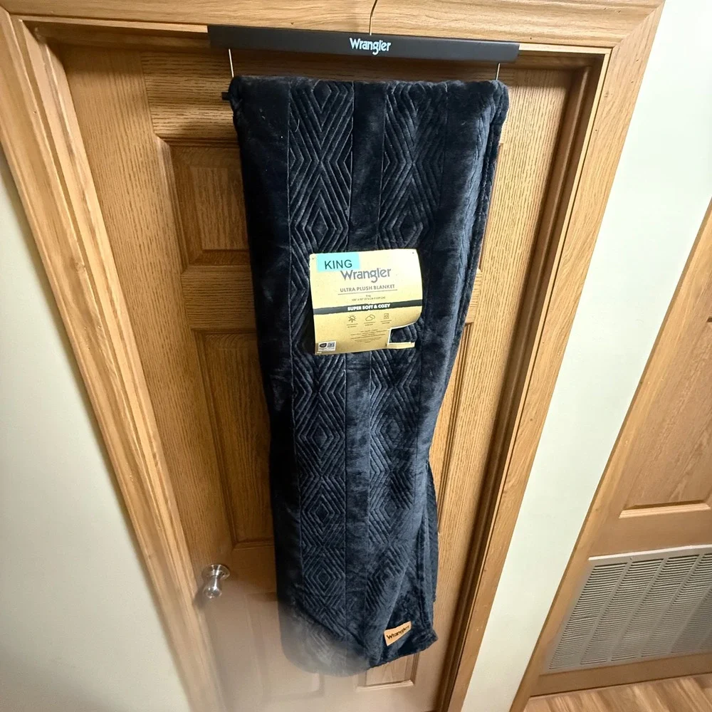 NEW Wrangler Western Aztec Black Diamond Plush King Blanket 108 in x 90 in